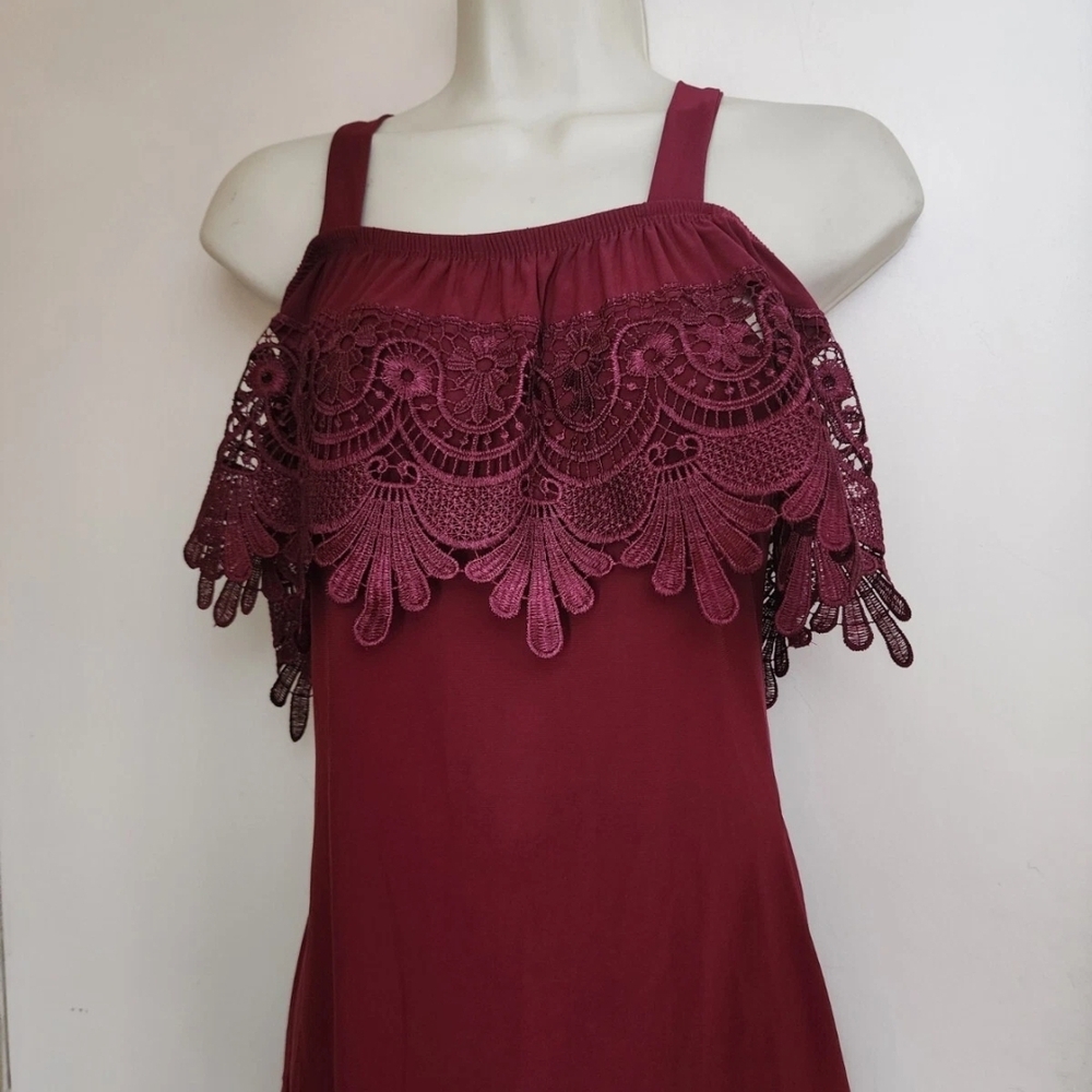 Elegant Lace Trim Burgundy Top Unique Size Medium?